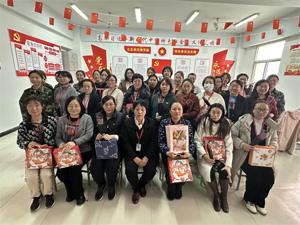凝聚奋进力量 书写巾帼荣光--beat365英国官网校领导走访慰问女教职工送上“三八”国际劳动妇女节祝福