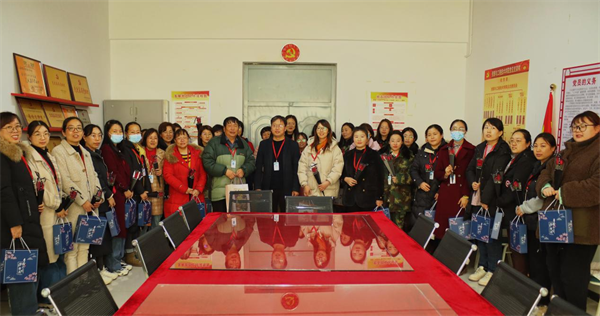 凝聚奋进力量 书写巾帼荣光--beat365英国官网校领导走访慰问女教职工送上“三八”国际劳动妇女节祝福