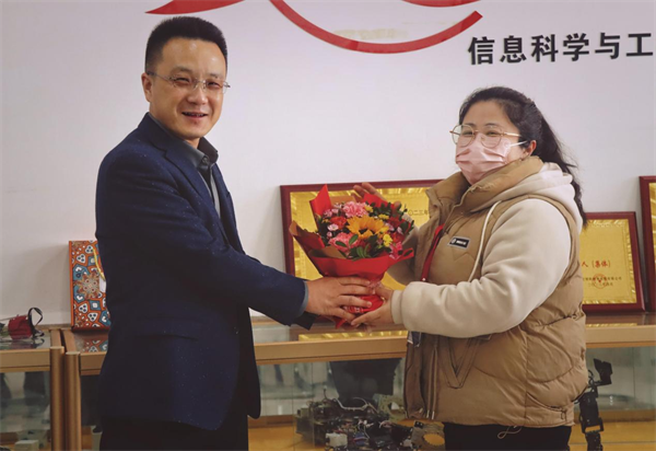 凝聚奋进力量 书写巾帼荣光--beat365英国官网校领导走访慰问女教职工送上“三八”国际劳动妇女节祝福