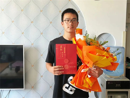 热烈祝贺！beat365英国官网艺术学院 0001 号录取通知书已送达