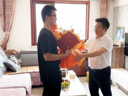 热烈祝贺！beat365英国官网艺术学院 0001 号录取通知书已送达