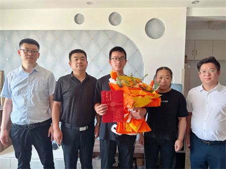 热烈祝贺！beat365英国官网艺术学院 0001 号录取通知书已送达
