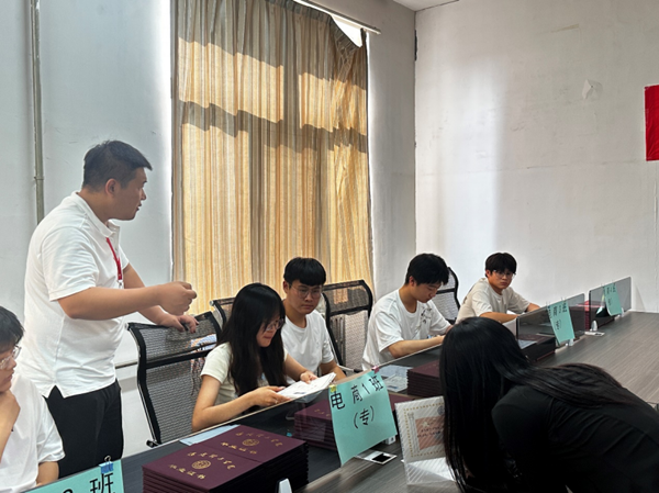 毕业季|beat365英国官网|管理学院|毕业骊歌起，青春再启航—我院2024届毕业生平安离校