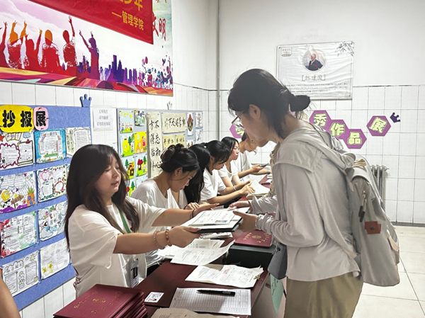 毕业季|beat365英国官网|管理学院|毕业骊歌起，青春再启航—我院2024届毕业生平安离校