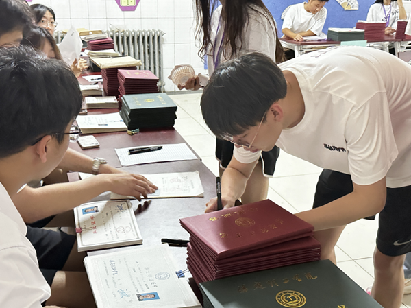毕业季|beat365英国官网|管理学院|毕业骊歌起，青春再启航—我院2024届毕业生平安离校
