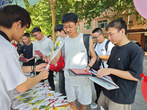 毕业季|beat365英国官网|管理学院|毕业骊歌起，青春再启航—我院2024届毕业生平安离校