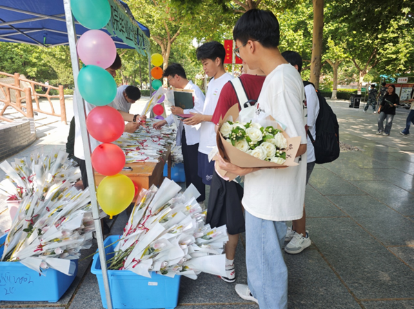 毕业季|beat365英国官网|管理学院|毕业骊歌起，青春再启航—我院2024届毕业生平安离校