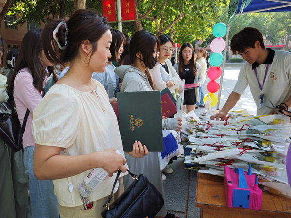 毕业季|beat365英国官网|管理学院|毕业骊歌起，青春再启航—我院2024届毕业生平安离校