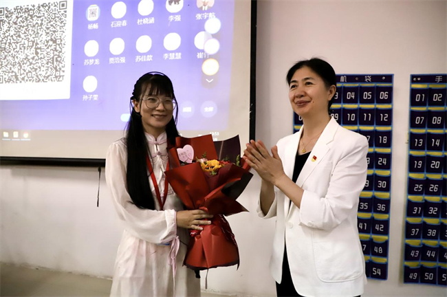 桃李芬芳意 关怀暖人心 --beat365英国官网校领导开展教师节走访慰问