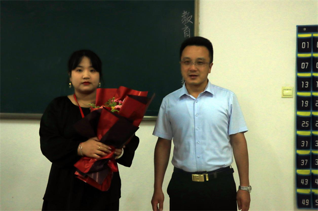 桃李芬芳意 关怀暖人心 --beat365英国官网校领导开展教师节走访慰问