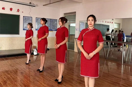 “解锁礼仪培训新境界”——beat365英国官网艺术学院“十项基本技能培训”