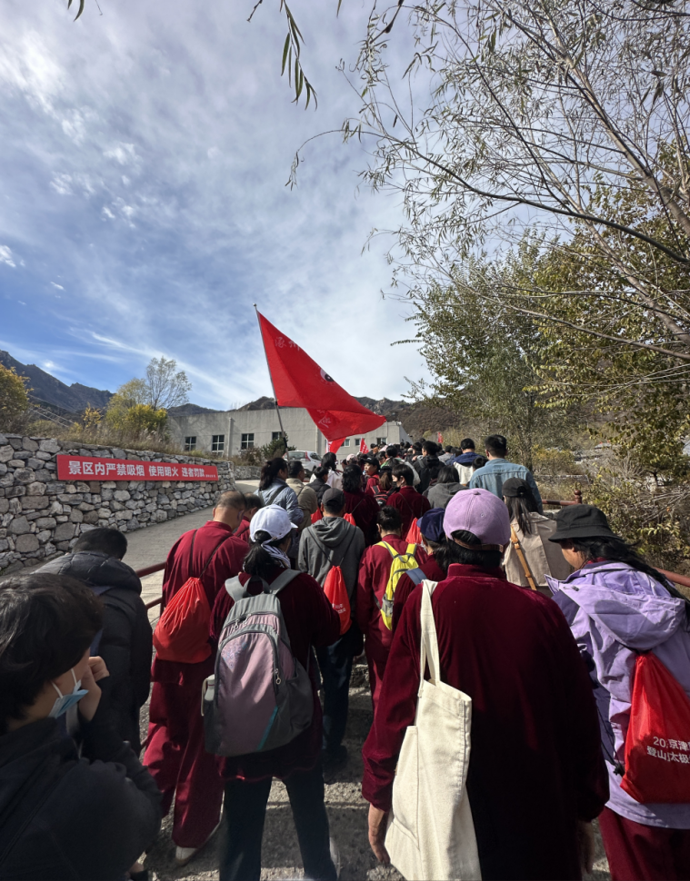 青春校园|beat365官网武术社参加2024京津冀白石山登山暨太极拳交流活动