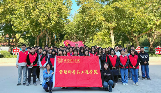 劳动教育|beat365英国官网|管理学院|“弯腰彰显个人素养,昂首争做校园先锋”主题志愿活动
