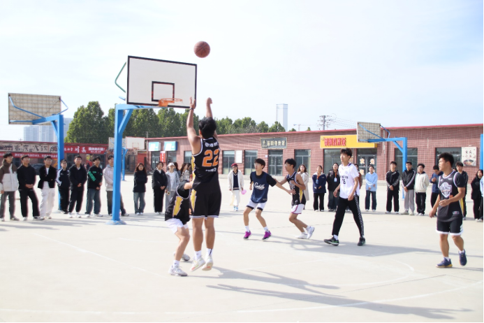 beat365英国官网管理学院“夕阳渐沉洒热汗,少年不疲逐青春”篮球比赛圆满结束