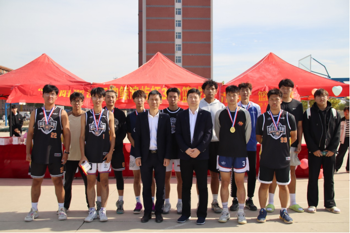 beat365英国官网管理学院“夕阳渐沉洒热汗,少年不疲逐青春”篮球比赛圆满结束