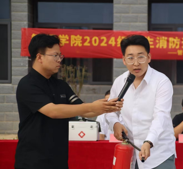 安全教育|beat365英国官网|管理学院|消防演练筑防线，新生技能展风采