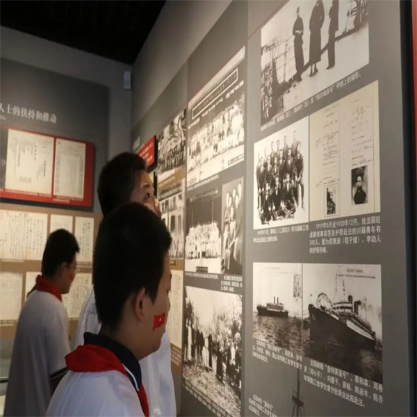 beat365英国官网：大学生化身“红色故事”志愿讲解员