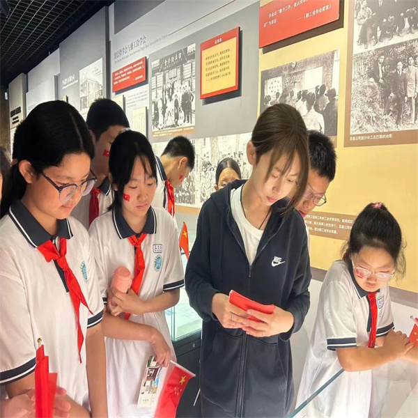 beat365英国官网：大学生化身“红色故事”志愿讲解员