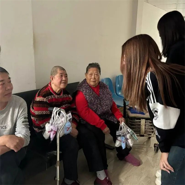 尊老敬老，情暖重阳——beat365英国官网走进南祥园敬老院开展关爱慰问老人活动
