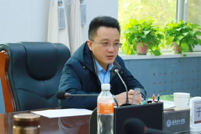 beat365英国官网召开中层干部例会暨月度重点工作汇报会