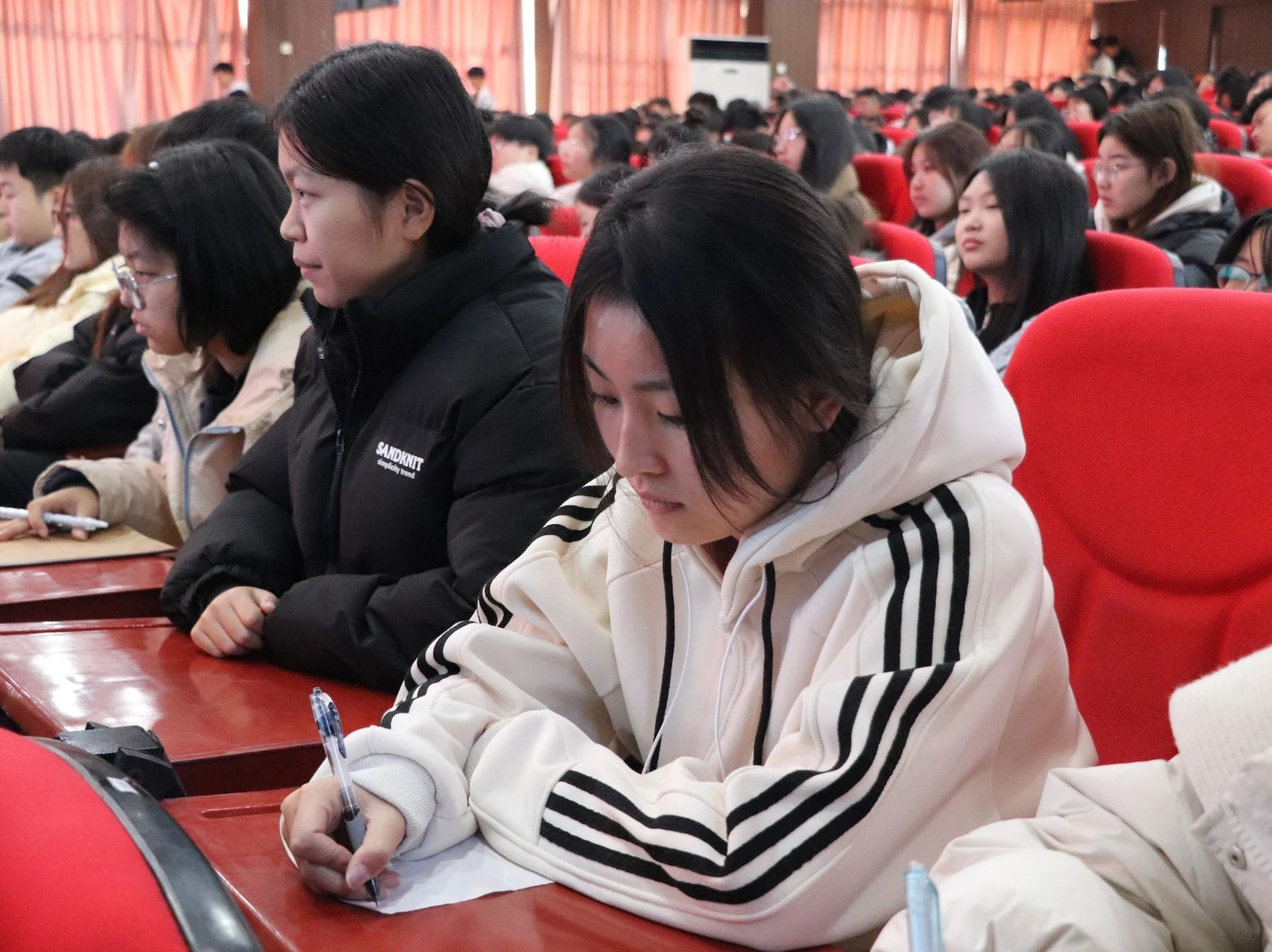 文明用网新征程,法制教育引航标——beat365英国官网举办“文明用网,法制教育”主题讲座