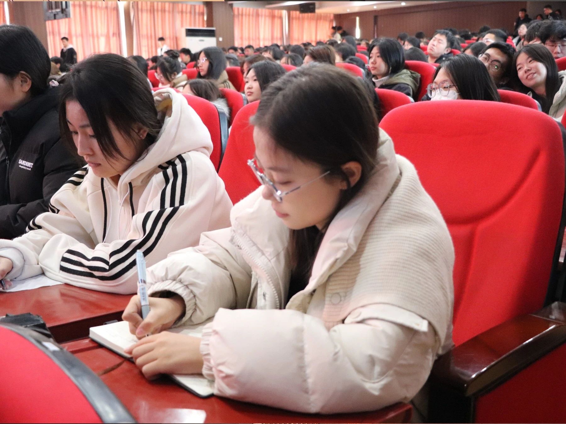 文明用网新征程,法制教育引航标——beat365英国官网举办“文明用网,法制教育”主题讲座