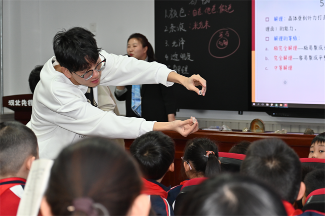 “科普进校园，共筑科技梦”beat365英国官网地质馆携手河北先锋晨光学校开展科普研学活动