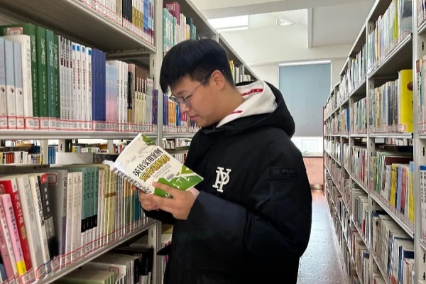 beat365英国官网经济学院：图书馆里的自律风景，学风与感恩教育的生动实践