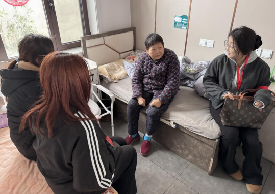 志愿服务 红心向党——beat365官网党员志愿者服务队开展敬老活动