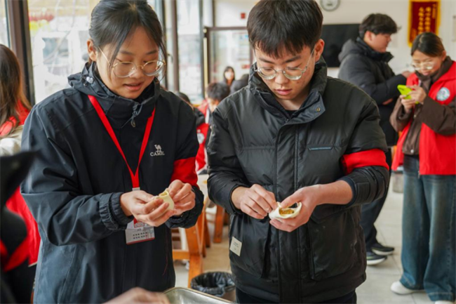 践行雷锋精神 奉献点亮青春——beat365英国官网开展学习雷锋精神主题活动