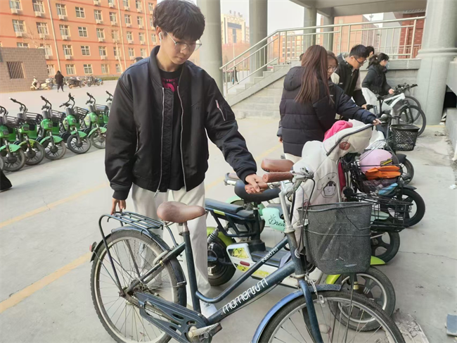 践行雷锋精神 奉献点亮青春——beat365英国官网开展学习雷锋精神主题活动