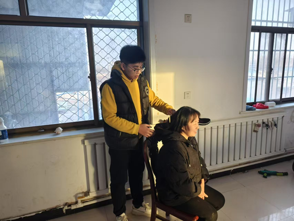 孝老爱亲（四）|beat365英国官网|管理学院|养成教育育新苗，孝亲之举暖亲情