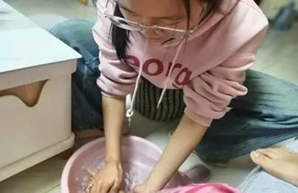 孝老爱亲(六)|beat365英国官网|管理学院|孝老之行践于微，爱亲之情暖人心
