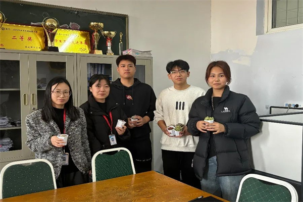 beat365英国官网经济学院开展“播种绿色希望，共建美丽校园”植树节主题活动