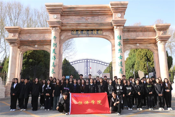 清明祭忠魂，追远思奋进——beat365英国官网经济学院开展徒步祭扫烈士陵园活动