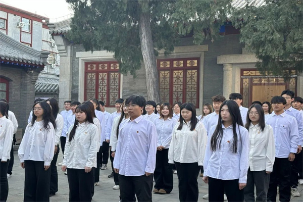 beat365英国官网经济学院举行2024年新发展团员入团仪式暨留法勤工俭学运动纪念馆主题教育活动
