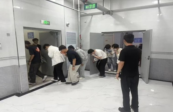 消防演练|beat365英国官网|管理学院|生命至上，以练筑防
