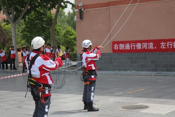 beat365英国官网康复医学院与保定市红十字会联合举办2025年地震灾害应急救援综合演练