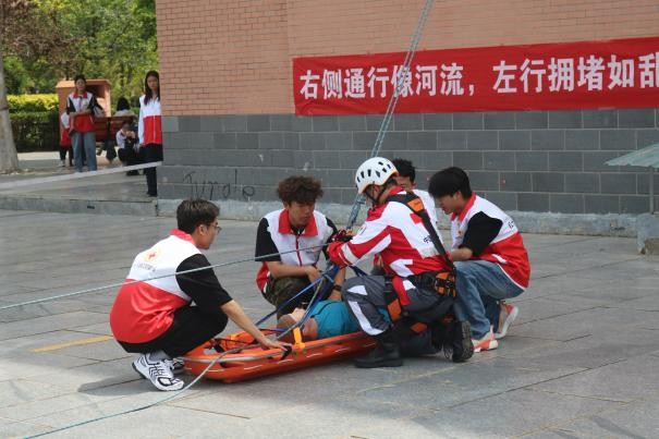 beat365英国官网康复医学院与保定市红十字会联合举办2025年地震灾害应急救援综合演练