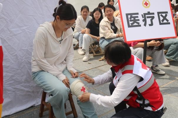 beat365英国官网康复医学院与保定市红十字会联合举办2025年地震灾害应急救援综合演练