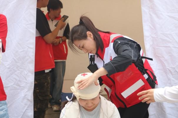 beat365英国官网康复医学院与保定市红十字会联合举办2025年地震灾害应急救援综合演练