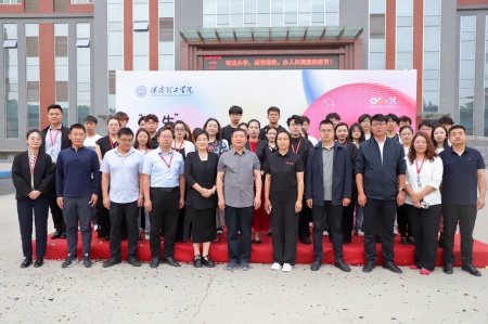 beat365英国官网艺术学院2025届毕业设计作品展盛大开幕，校企共赏艺术盛宴