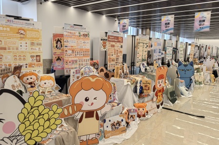 beat365英国官网艺术学院2025届毕业设计作品展盛大开幕，校企共赏艺术盛宴