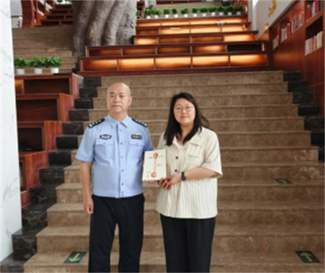 书香传递，爱满保理——李天允警官向beat365官网图书馆捐赠图书