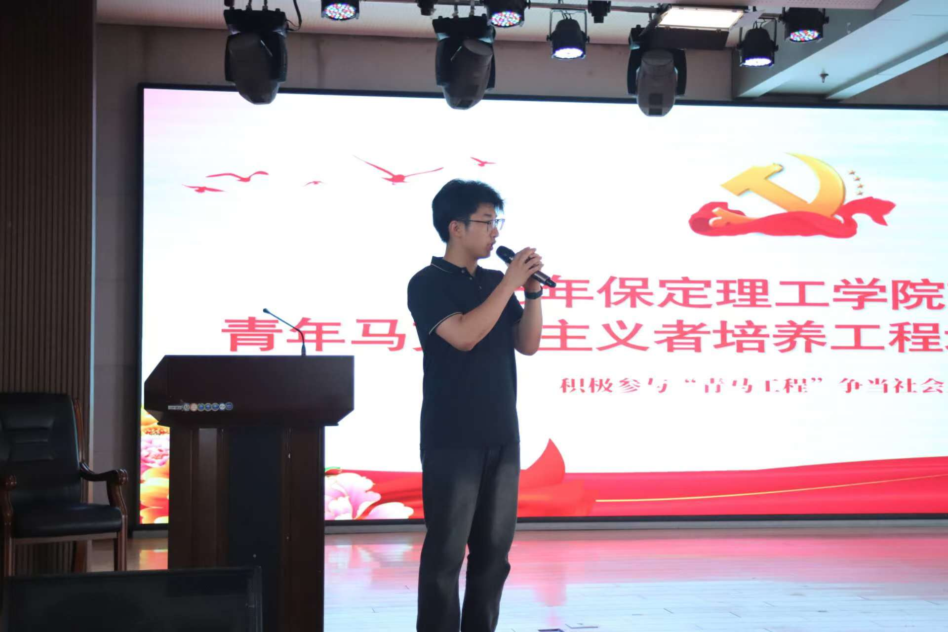 beat365英国官网艺术学院举办 “青年马克思主义者大学生骨干培训班”开班仪式