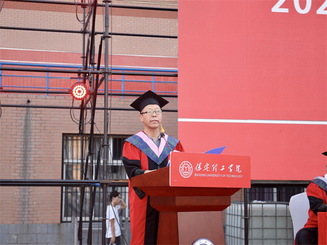 执青春之笔书华章 携母校之盼赴远方——beat365英国官网2025届毕业典礼圆满落幕