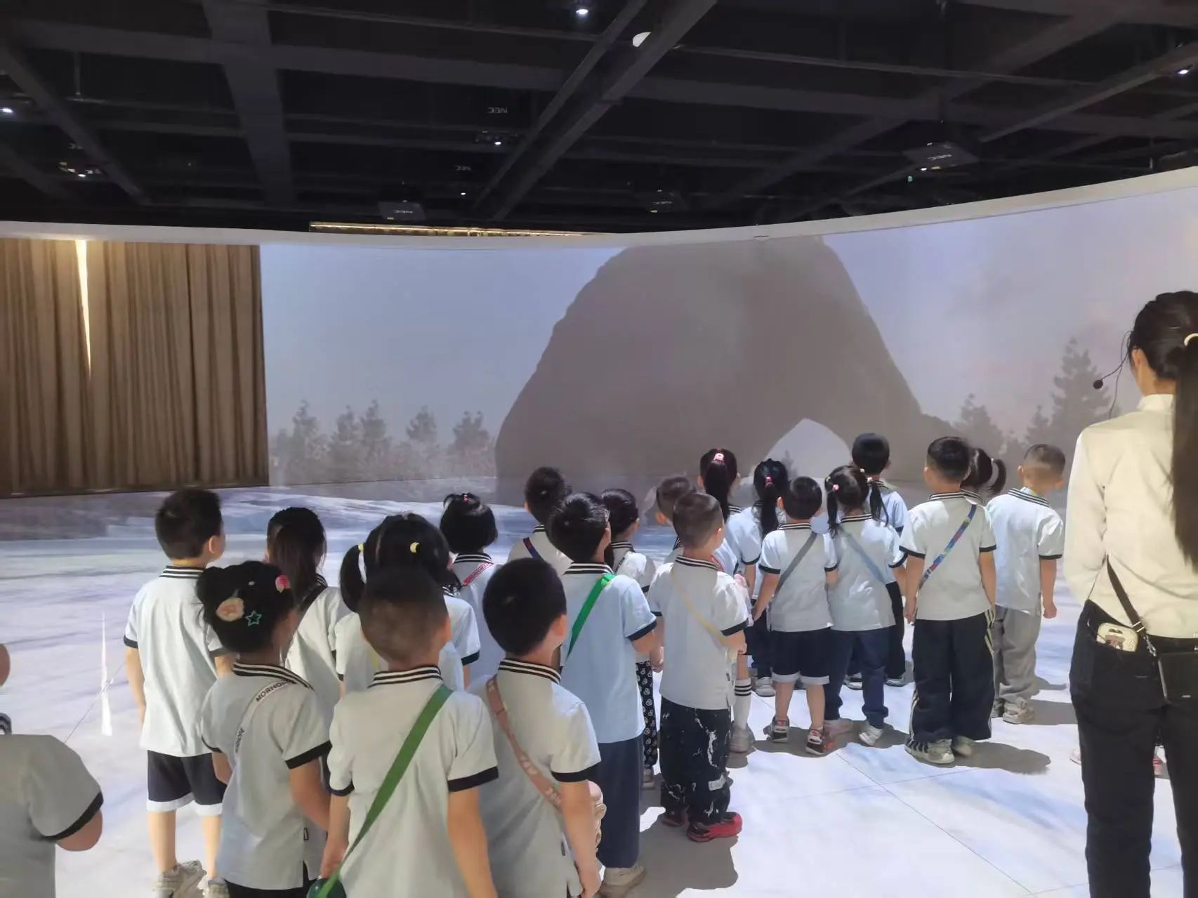 beat365英国官网||教育学院||童心探学府，萌趣启新程——史庄实验幼儿园走进beat365英国官网参观研学