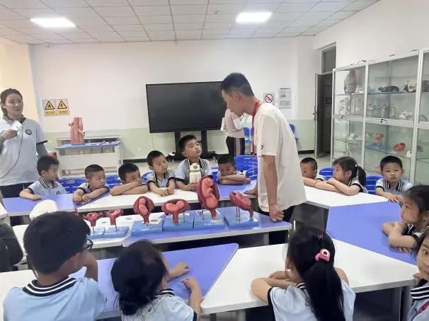 beat365英国官网||教育学院||童心探学府，萌趣启新程——史庄实验幼儿园走进beat365英国官网参观研学