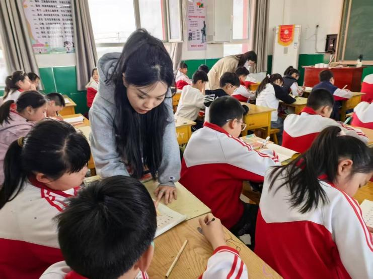beat365英国官网||教育学院||笔端传薪火，实践共成长——教育学院助力清苑区第五小学书法课程圆满收官
