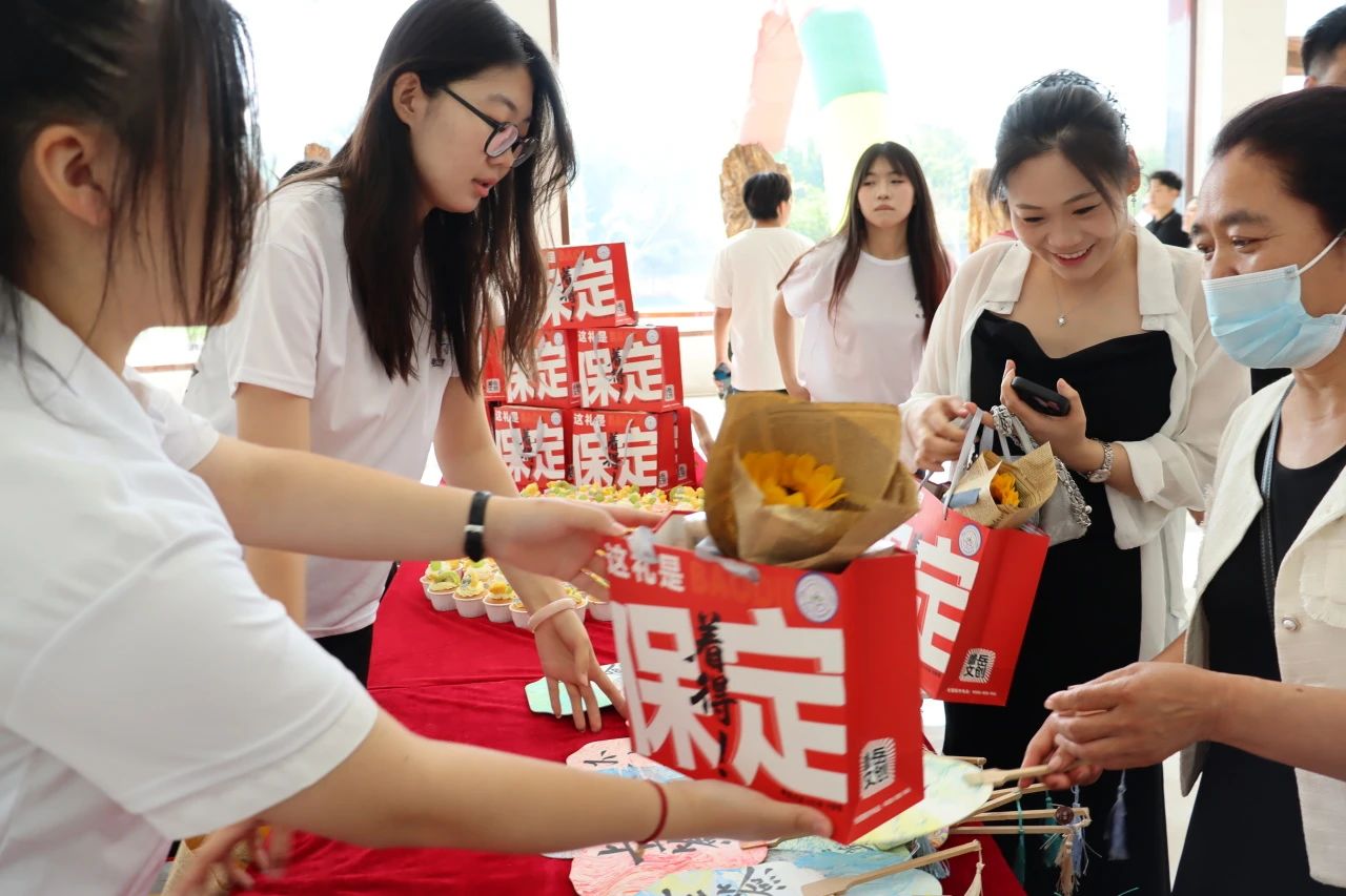 beat365英国官网‖教育学院‖遇见未来，共育花开—2025届教育学院家长接待日圆满完成